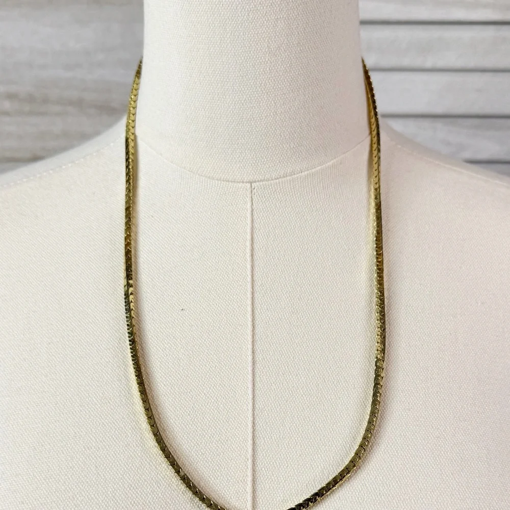 Vintage Elegant Gold Tone Box Necklace. Excellent Condition.